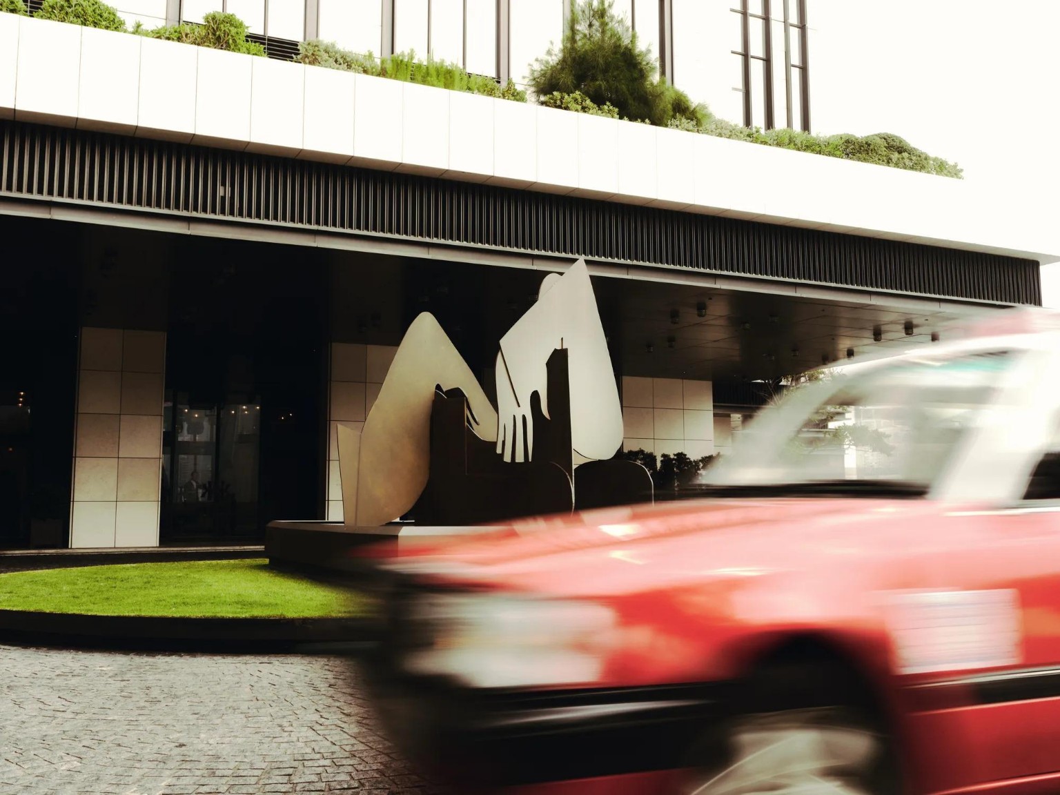Rosewood Hong Kong önünde Hong Kong kırmızı taksisi