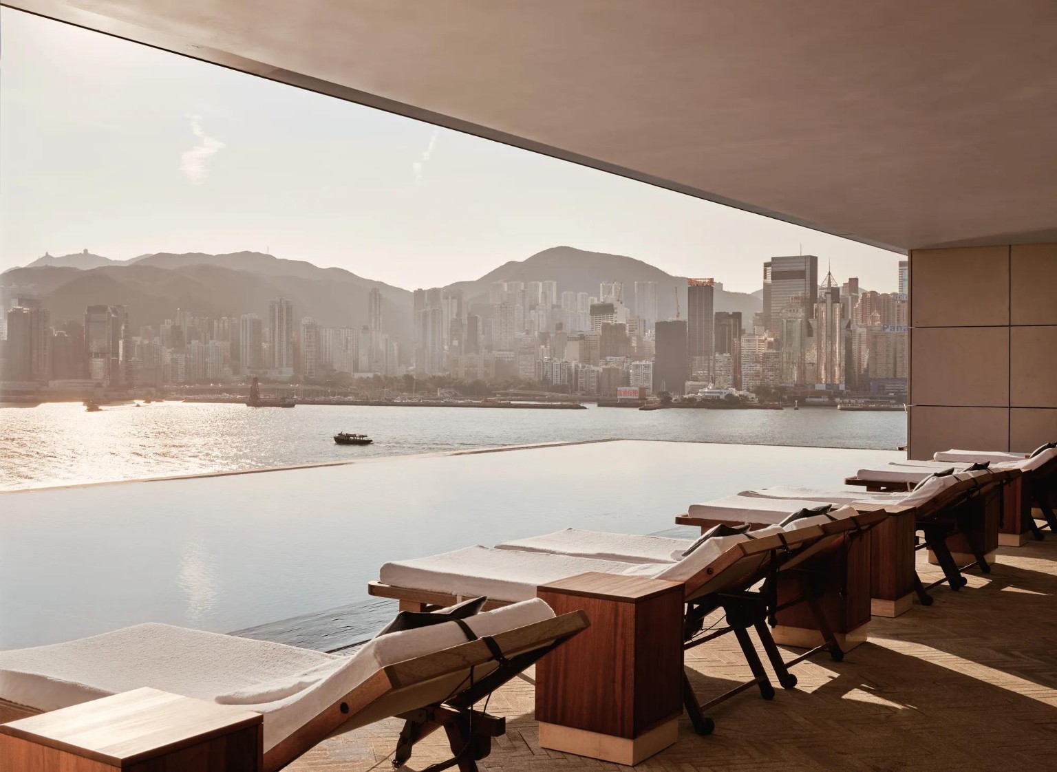 Victoria Limanı manzaralı Rosewood Hong Kong sonsuzluk havuzu