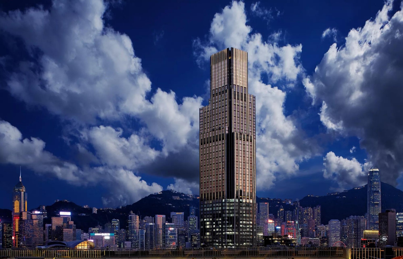 Gece ışıkları altında Rosewood Hong Kong ve Victoria Limanı